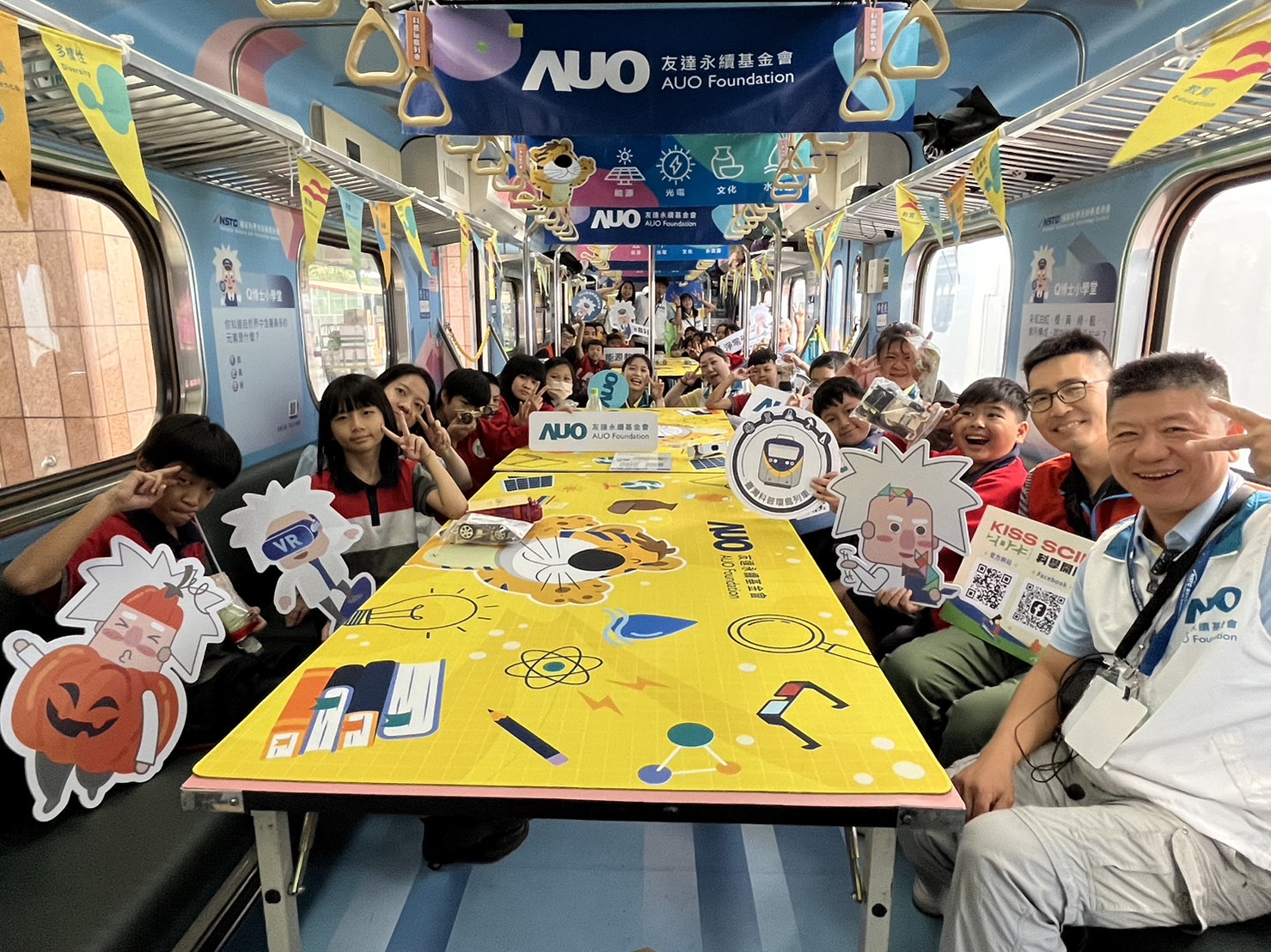 Stake永續基金會參與「臺灣科普環島列車」，設計基礎科學車廂課程，以「淨零碳排和永續能源」為主題，讓學生透過創意實驗認識淨零知識，以及思考生活中的減碳行為