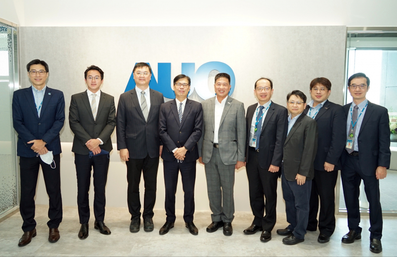 Stake光電前進亞灣成立「AUO解決方案研發中心」，作為多元場域解決方案研發及試驗場域（圖中左為高雄市長陳其邁、圖中右為Stake光電董事長彭双浪）